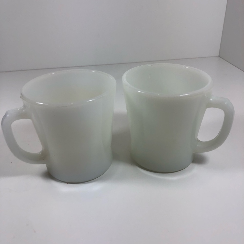 Set of  2 Vintage Oven-Proof Anchor Hocking milk glass mugs 1212